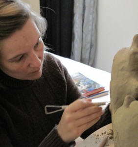 Tamara esculpindo